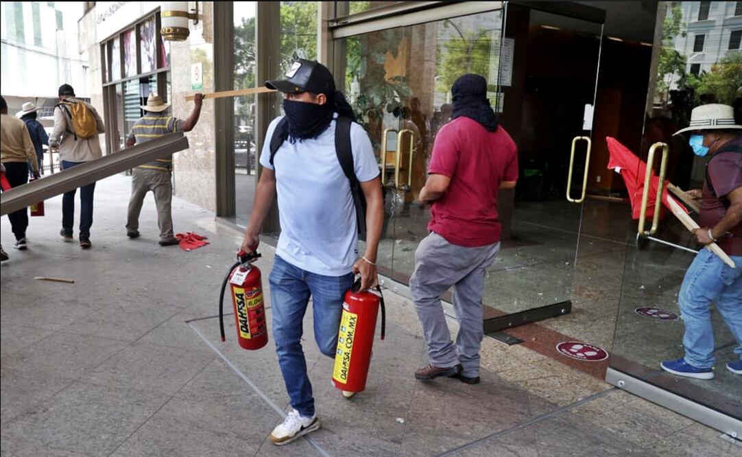 Maestros de la CETEG causan destrozos y sacan extintores de la Torre Bienestar en Paseo de la Reforma, el 6 de junio de 2025. Foto: Carlos Mejía/EL UNIVERSAL