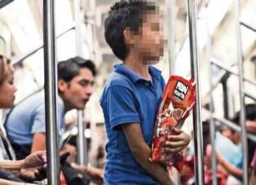"Olvidan" a dos menores que vendían en vagones del Metro