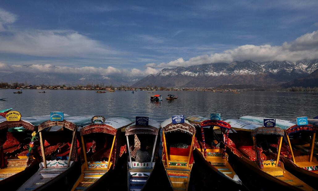 Imagen de barcas en un día soleado en Srinagar, capital de verano de la Cachemira, India, 21 de febrero de 2025. Foto: EFE
