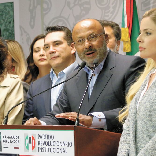A un día de que inicie el tercer periodo ordinario de sesiones y de que AMLO dé su Primer Informe de Gobierno, René Juárez recibió el apoyo de la dirigencia nacional para seguir siendo coordinador del PRI en la Cámara Baja. Foto/CARLOS MEJÍA. EL UNIVERSAL