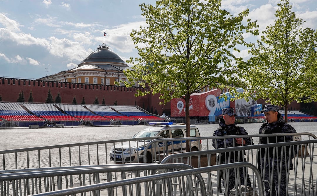 Policías rusos montan guardia frente al Kremlin de Moscú en la Plaza Roja de Moscú, Rusia. Foto: AP