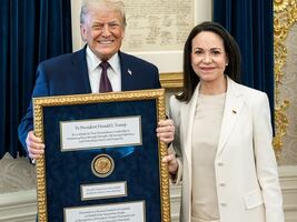 Trump posa con la medalla del Nobel junto a María Corina Machado; New York Post difunde la primera imagen