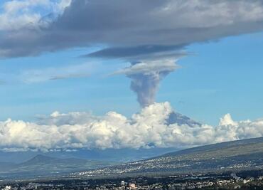 Captan en video explosión y columna de ceniza del volcán Popocatépetl