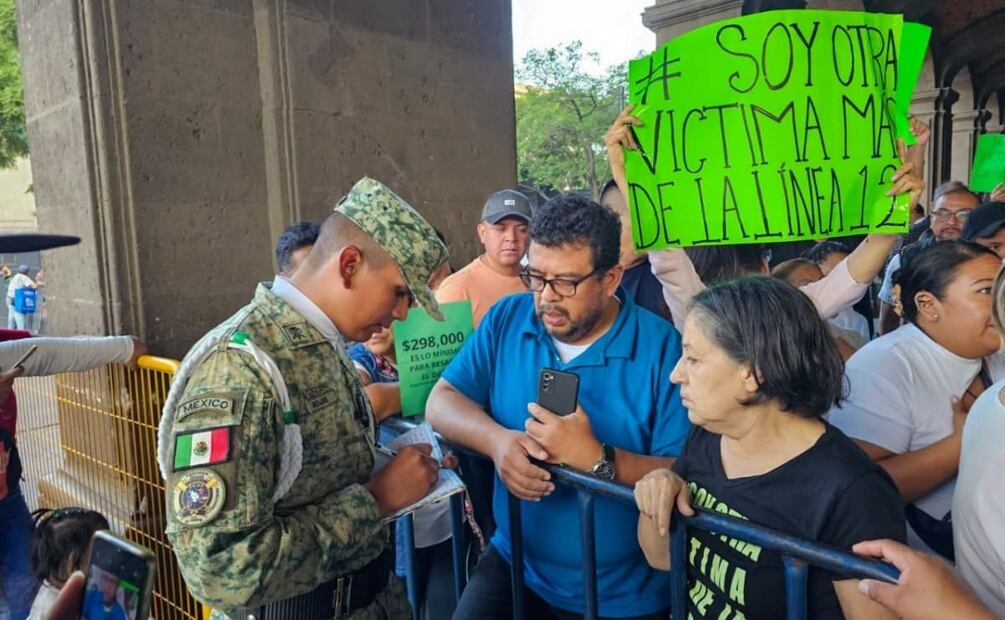 A las afueras del edificio de gobierno, los manifestantes aprovecharon para hacer un llamado a los medio de comunicación presentes para visibilizar su situación y de una funcionaria. Foto: Especial