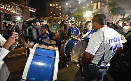 Afición salvadoreña hace un caos total en la serenata a la Selección Mexicana