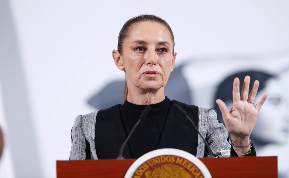 Luego que la secretaria de Seguridad de EU, Kristi Noem, reveló haber dado a la presidenta Sheinbaum Pardo, una “lista de cosas” en materia de seguridad que a Donald Trump “le gustaría ver”, entre ellos, que México de datos biométricos de sus ciudadanos, la Mandataria federal detalló que ese acuerdo no se firmó, pues indicó que el país no tiene una identidad de datos biométricos, y que en todo caso, eso tendría que ser parte de una mesa de trabajo. Foto: EFE