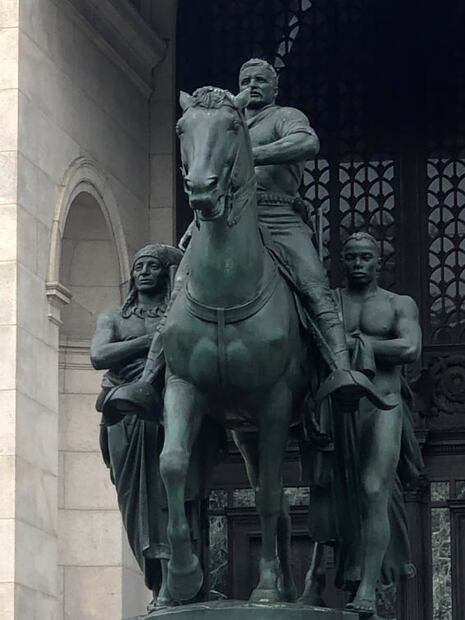 Desmantelan la controvertida estatua de Roosevelt en Nueva York