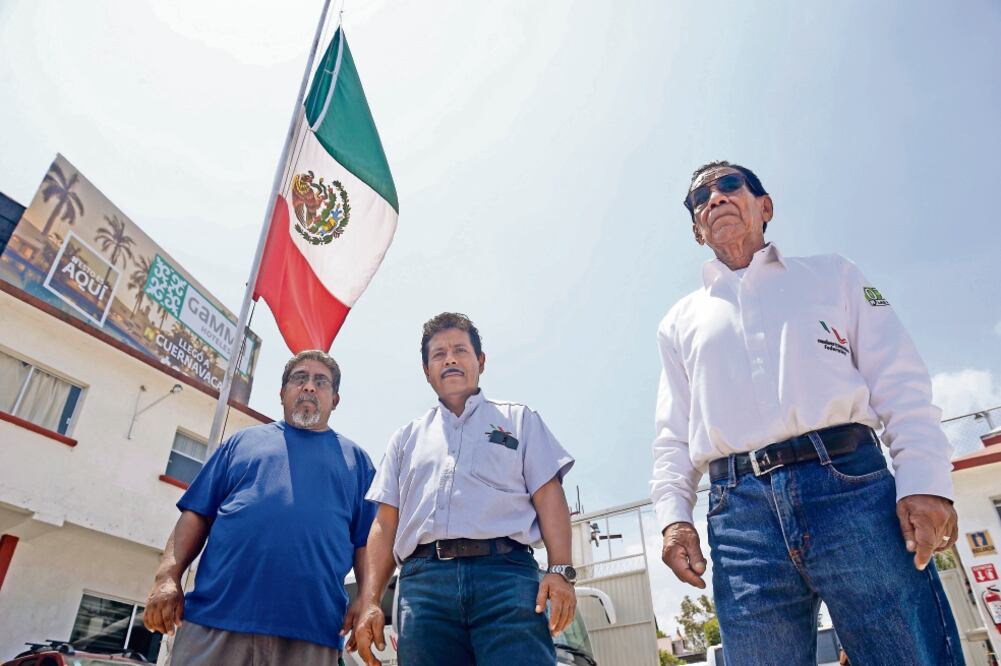 Antonio Zaragoza, quien labora en el área de Mantenimiento de Capufe; Juan Flores Vega, trabajador en la dependencia, y Raúl Contreras Arellano, de 83 años, con 34 de servicio (Fotos: TONY RIVERA)