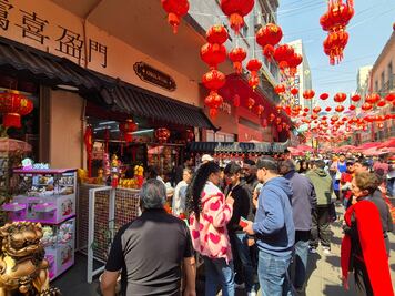 FOTOS Color, música y comida invaden al Barrio Chino previo al festejo del Año Nuevo; "se ve muy bonito el ambiente", dicen visitantes