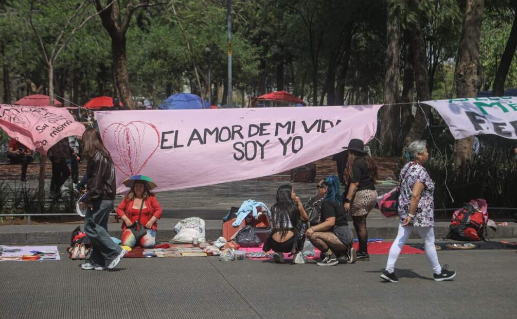 El grupo de feministas en avenida Juárez en CDMX también exigen relaciones igualitarias y libres de violencia (15/02/2025). Foto: Gabriel Pano / EL UNIVERSAL