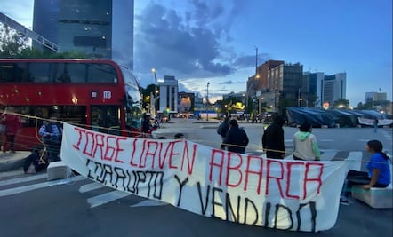 FOTOS: Normalistas generan caos en cruce de Reforma e Insurgentes; suma plantón más de 40 horas