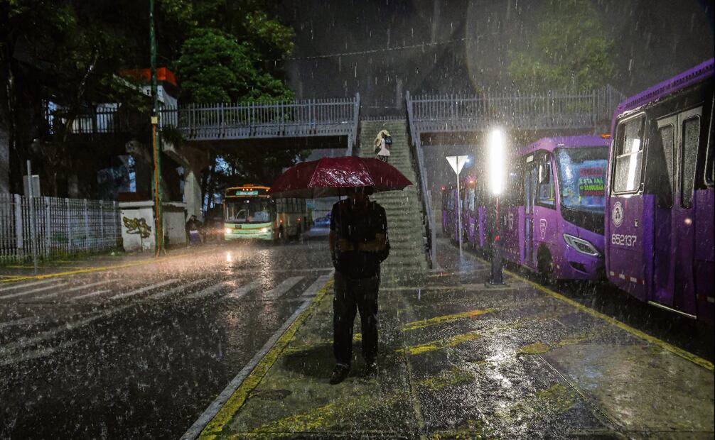 El 14 de agosto una intensa lluvia cayó sobre la terminal del sur de Tasqueña. Foto: Archivo / EL UNIVERSAL