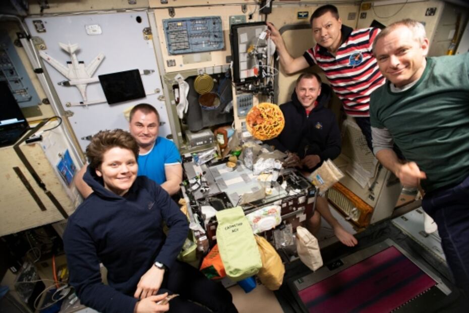 Por qué es peligroso comer pizza en el espacio 