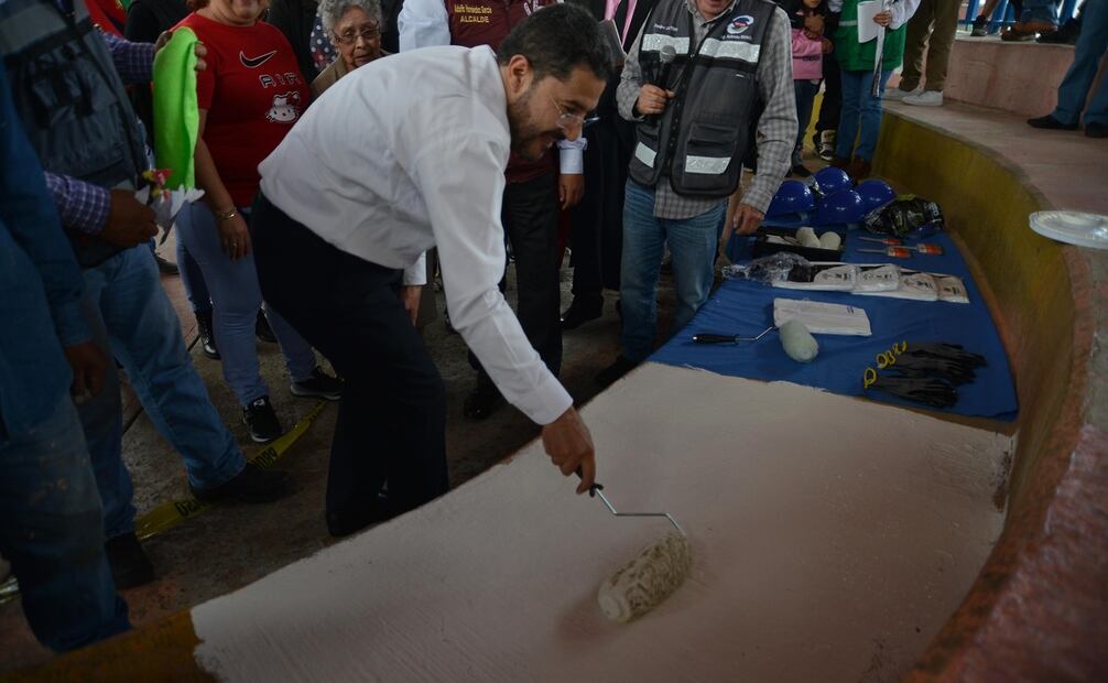 Tras dar el brochazo inicial en las gradas del foro al aire libre, Batres recordó que el programa de mejoramiento barrial fue creado en 2007. Foto: Especial