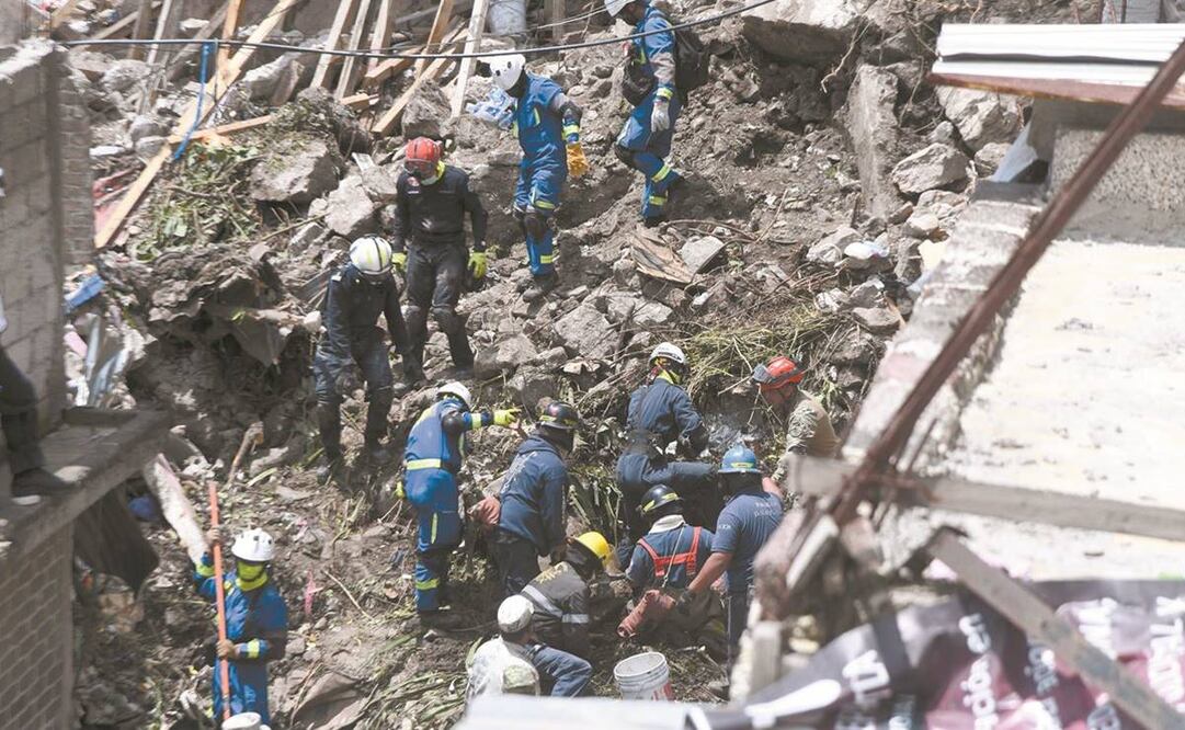 Rescatistas trabajan en la zona del deslave en el cerro del Chiquihuite, desastre que, según especialistas, pudo evitarse de contar con atlas de riesgos eficientes. Foto: Juan Armando Martínez/ EL UNIVERSAL. 