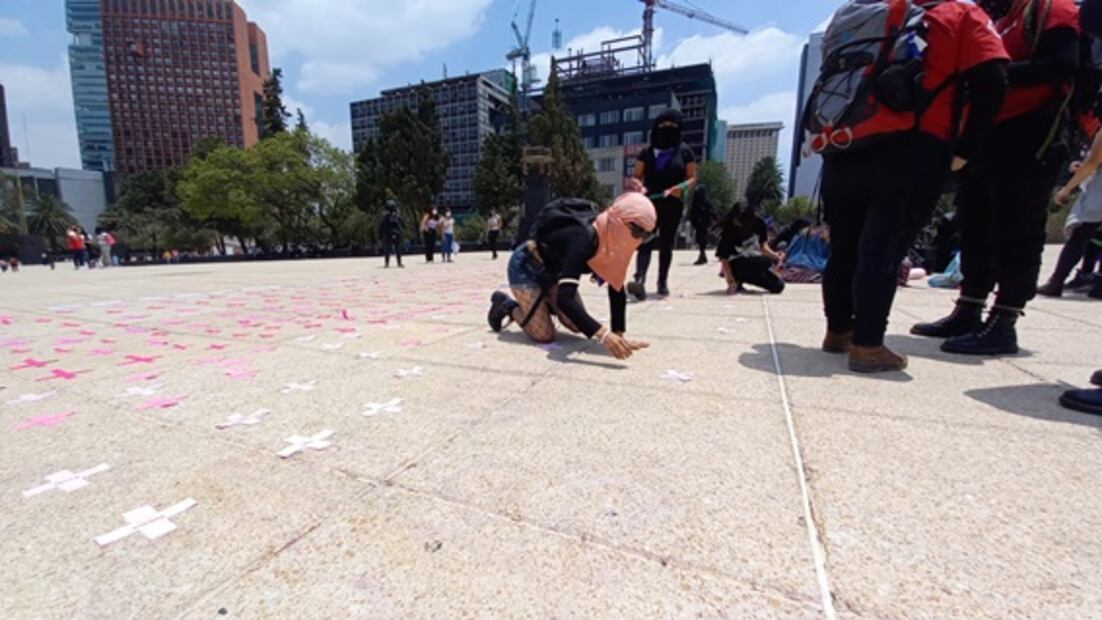 Colectivos feministas y madres de desaparecidos marchan hacia el Zócalo
