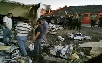 Vuelca tráiler con 30 toneladas de cerveza; pobladores resguardan la carga