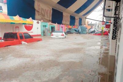 Tromba inunda colonias y afecta a unos 50 vehículos 