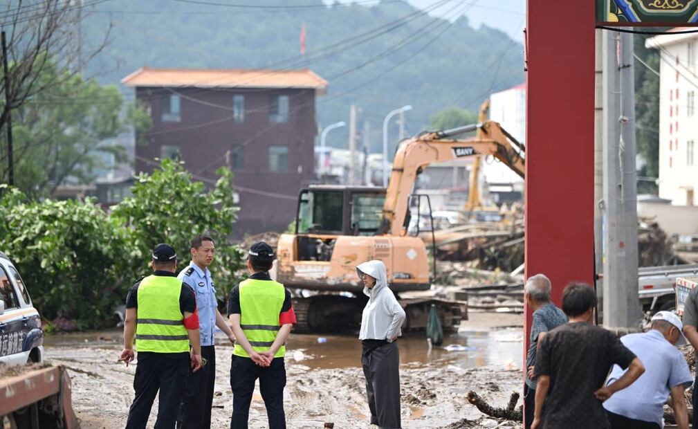 Los equipos de emergencia trabajan en la aldea de Xiaying, en la localidad de Xiaying, distrito de Jizhou, al norte de Tianjin, China, el 28 de julio de 2025. Foto: EFE