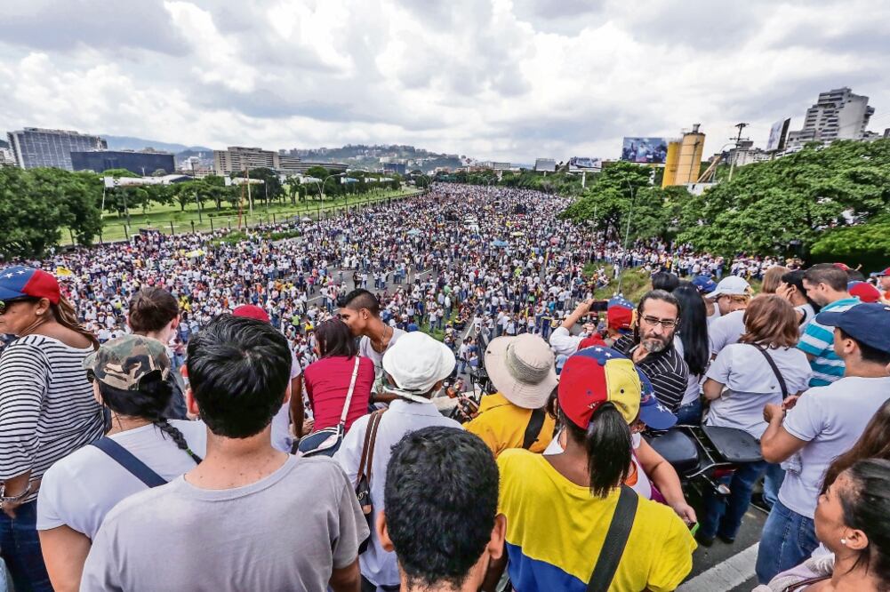 Miles de personas se unieron ayer en Caracas (en la foto) y otras ciudades del país a la “Toma de Venezuela”, en protesta contra lo que consideran una “ruptura del orden constitucional”  (CRISTIAN HERNÁNDEZ. EFE)