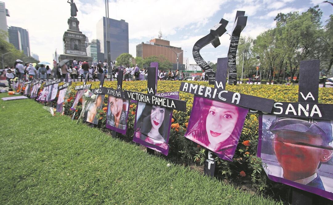 En cruces moradas, familiares colocaron imágenes con los rostros de las víctimas. Foto:Carlos Mejía/EL UNIVERSAL