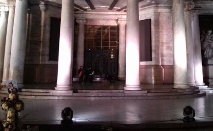 Seguidores de Juan Gabriel se forman en Bellas Artes por homenaje