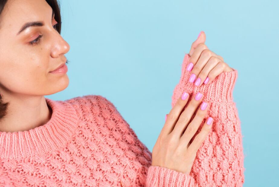 Manchas, debilidad o sensibilidad son señales de que tus uñas necesitan ayuda. Foto: Freepik
