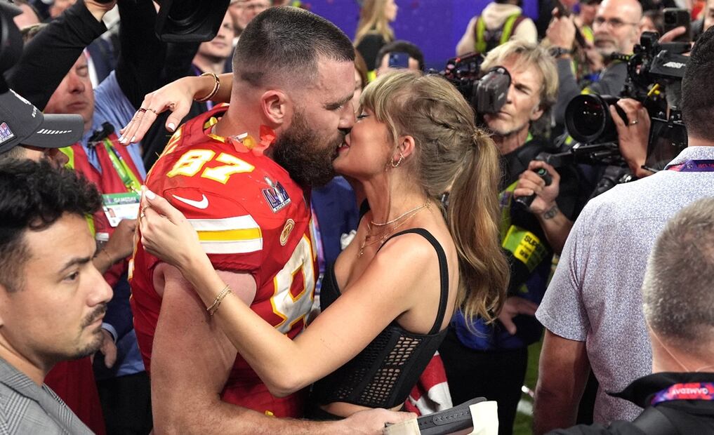 Taylor Swift y Travis Kelce celebran el triunfo de Kansas City Chiefs. 
Foto: AFP / Patrick T. Fallon