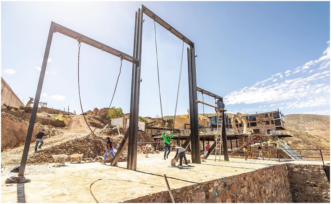 Joven queda colgada tras falla en “El columpio”, atractivo extremo en Real de Catorce, SLP (22/10/2024). Foto: Especial