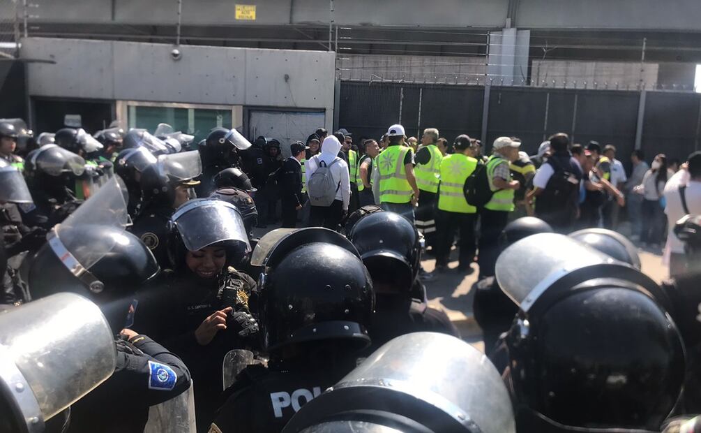 Personal Sindicalizado de trabajadores de la aerolínea Interjet cerraron por escasos 5 minutos circuito interior a la altura de ml AICM. Foto: Francisco Rodríguez