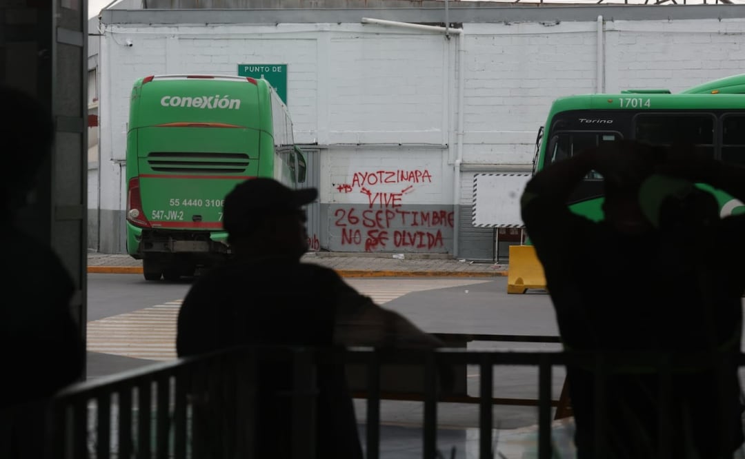 Normalistas de Ayotzinapa protestan en terminal de autobuses del Norte en CDMX (12/09/2025). Foto: Francisco Rodríguez / EL UNIVERSAL