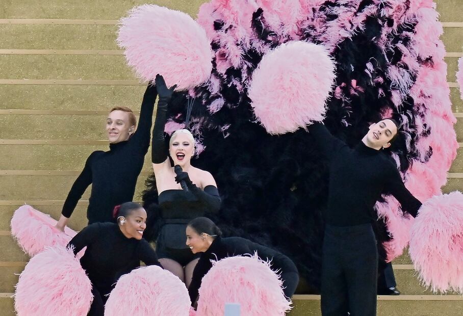 Junto a 80 bailarines, Lady Gaga cantó en francés “Mon truc en plumes”, un clásico del cabaret interpretado originalmente por Zizi Jeanmaire. Foto: de Afp y captura de pantalla
