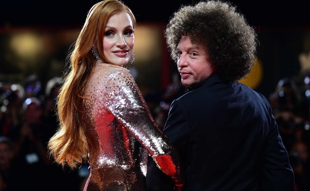 Michel Franco y Jessica Chastain en la alfombra del Festival de Venecia Foto: Photo by Tiziana FABI / AFP.