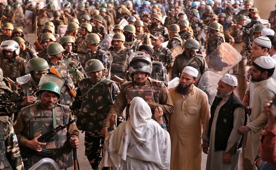 A woman speaks with a police officer during a sit-in protest in a riot affected area after clashes erupted between people demonstrating for and against a new citizenship law in New Delhi, India - Photo: Danish Siddiqui/REUTERS