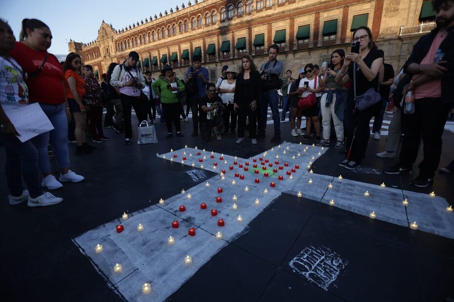 Cientos de personas llegaron al Zócalo de la Ciudad de México para protestar por los decenas de miles de desaparecidos en todo el país. (Foto: Fernanda Rojas/ EL UNIVERSAL)