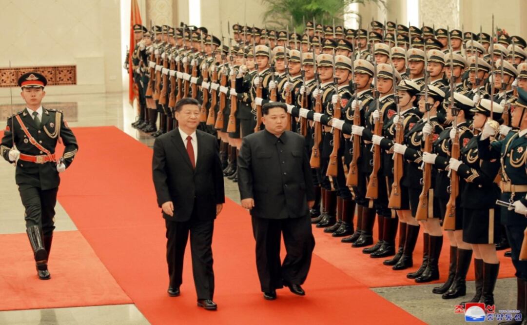 North Korean leader Kim Jong Un and Chinese President Xi Jinping inspect honor guards, as he paid an unofficial visit to Beijing, China – Photo: KCNA via REUTERS