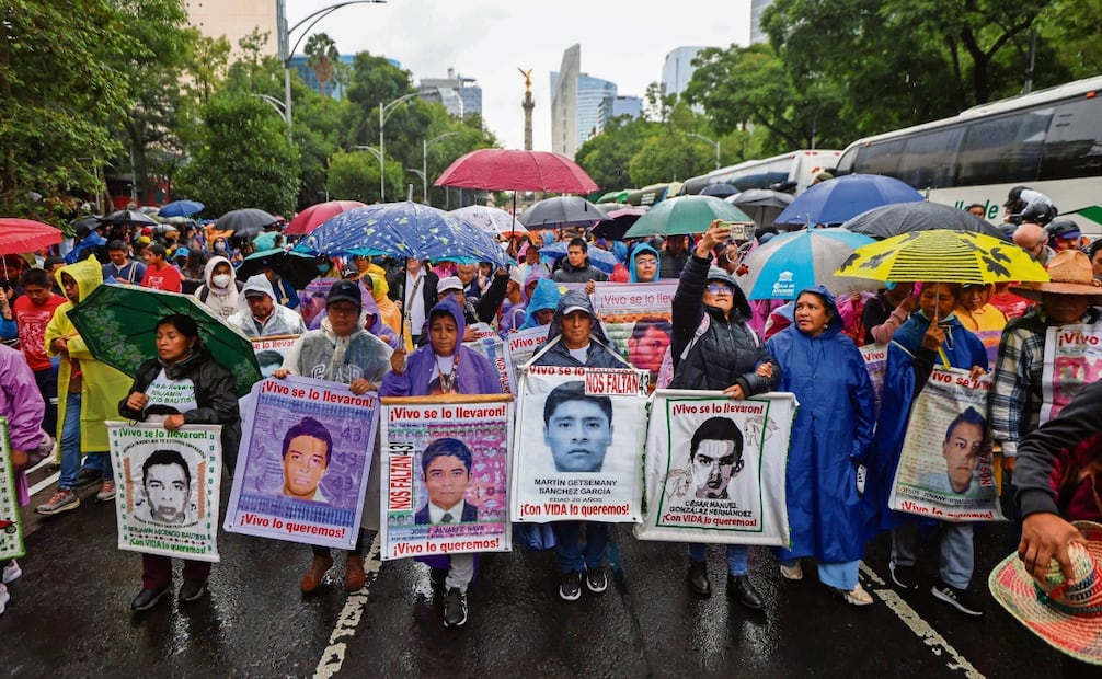 Los padres de los 43 normalistas desaparecidos exigieron que el próximo gobierno deje su complicidad con el crimen organizado y el Ejército. Foto: Valente Rosas | El Universal