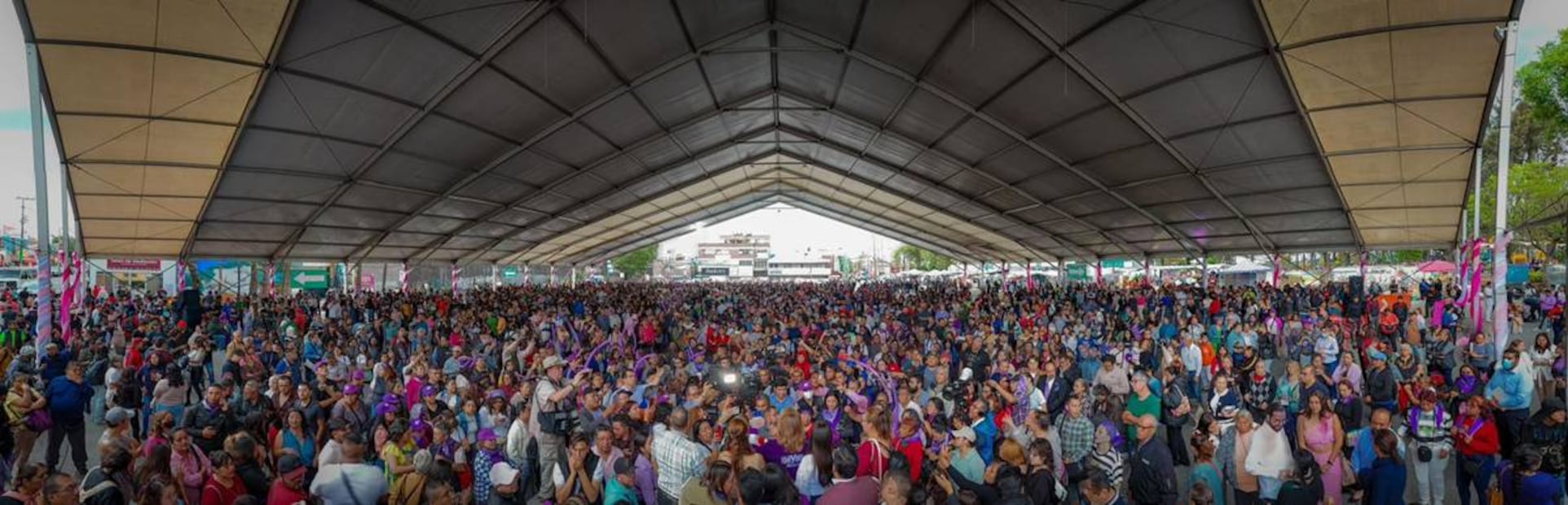 Simpatizantes de Yasmín Esquivel Mossa abarrotaron el Jardín Cuitláhuac de la alcaldía Iztapalapa. Foto: Especial