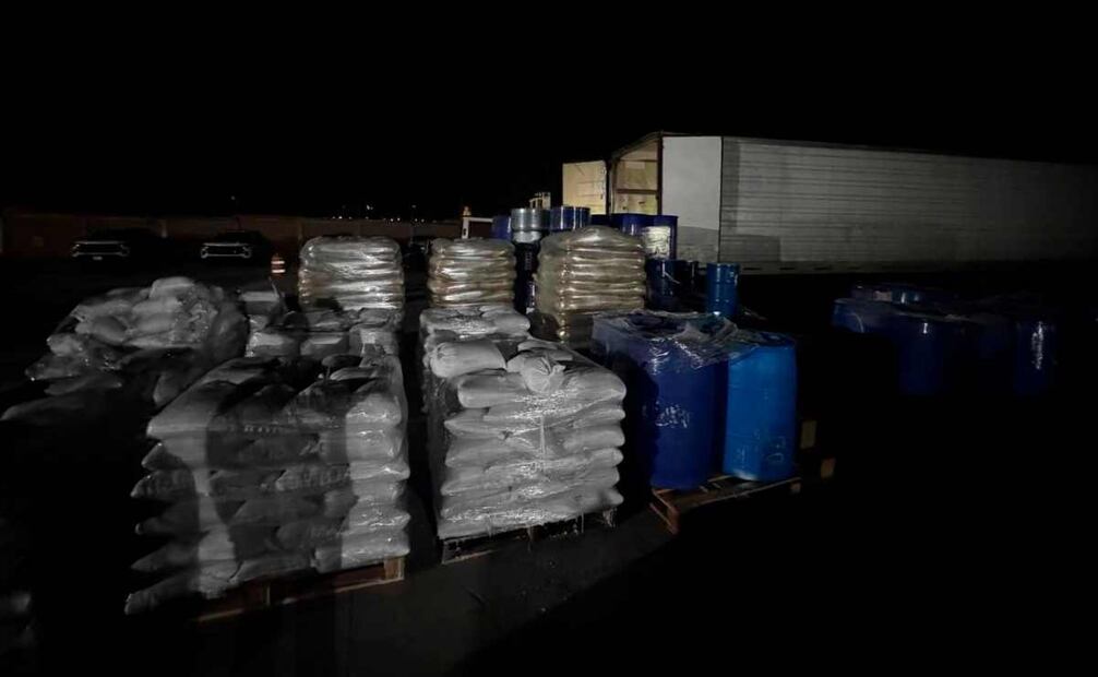 Autoridades aseguran tractocamión con precursores químicos. Foto: Especial.