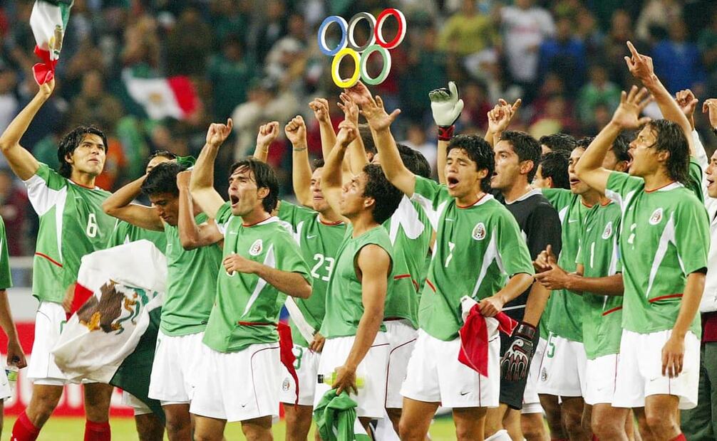 Seleccionados mexicanos tras ganarle a Estados Unidos. Aunque los jugadores tuvieron un gran desempeño, los aficionados nacionales dieron muestra de su descontrol; desde esos años ya realizaban el controversial grito “Ehh, ¡p**!” contra el equipo contrario. Foto: Omar Torres/AFP.