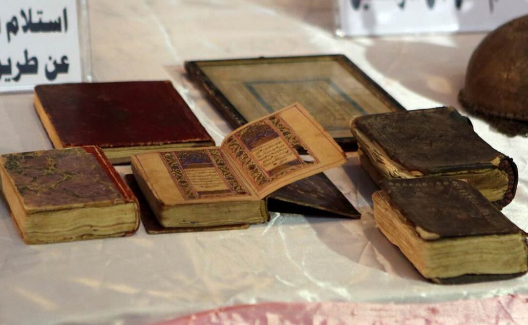 Cerámica, bajorrelieves e incluso copias del Corán conforman el lote. (FOTO: AP).