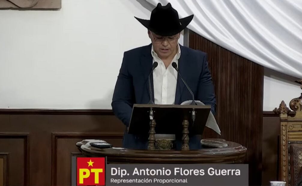 Diputado del Partido del Trabajo en Coahuila, Antonio Flores Guerra, reta a golpes a funcionario estatal en tribuna del Congreso (09/12/2025). Foto: Especial
