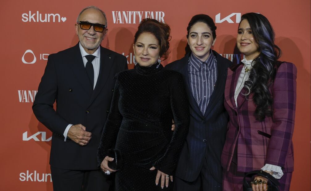 La cantante, compositora, productora y empresaria cubana Gloria Estefan, su marido Emilio Estefan, su hija Emily Estefany su pareja, Gemeny Hernández posan a su llegada al acto en el que Gloria recibe el premio Vanity Fair Personaje del año 2025 en Madrid. FOTO: EFE/Juanjo Martín.