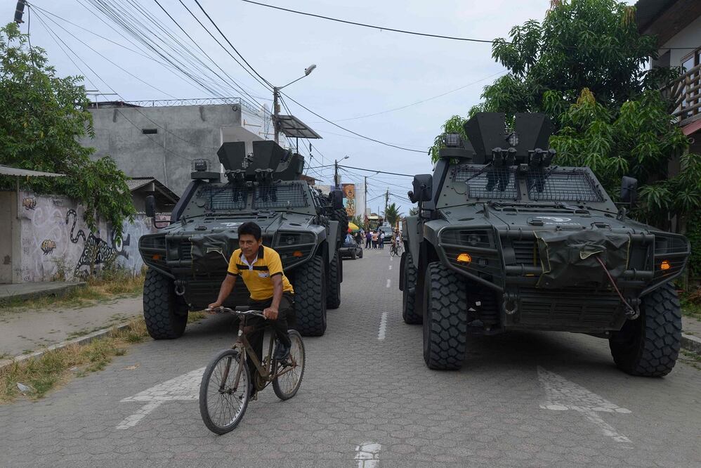 Vehículos blindados vigilan las calles de la provincia de Santa Elena, durante el referéndum en Ecuador en el que ecuatorianos votaron a favor de elevar las medidas de seguridad contra el crimen organizado. FOTO: AFP/Archivo