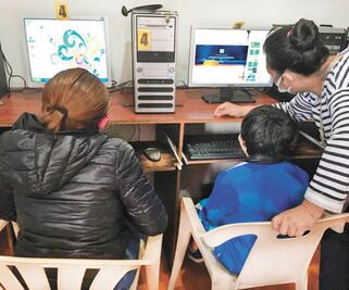 Acuden a cibercafés para seguir los cursos