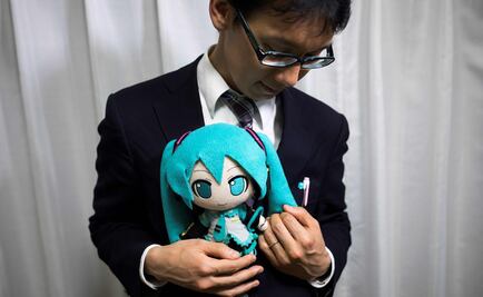Hombre en Japón se casa con famoso holograma de Hatsune Miku
