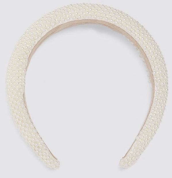 Alerta tendencia: Las diademas con perlas son el accesorio más girly del otoño