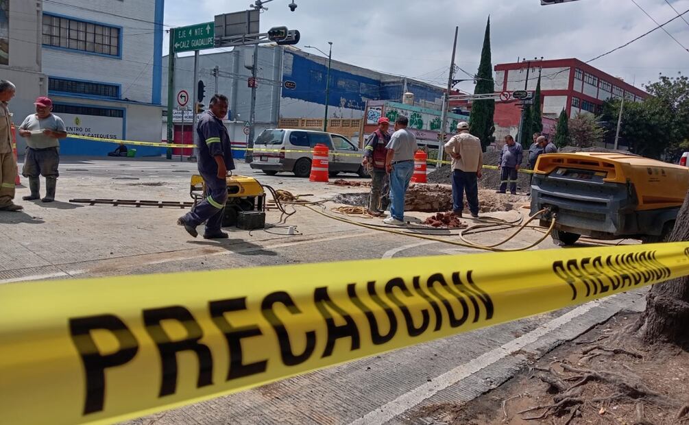 Atienden socavón y fuga de agua en Calzada de los Misterios; trabajos afectan la circulación en la GAM. Foto: Fabián Evaristo