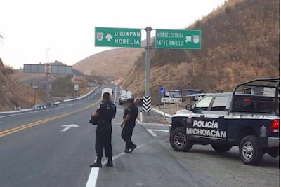 Atentan contra mando policial de Ziracuaretiro; hay tres heridos