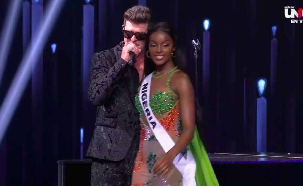 El cantante acompañó a las participantes en su desfile por el escenario. Foto: Captura de pantalla.